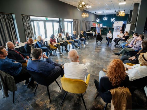  UNITY - Dialog intersectorial pentru orientarea în carieră a tinerilor