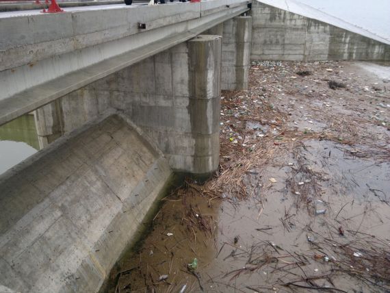 AQPLA- Deșeurile plutitoare pun presiune tot mai mare pe hidrocentralele din Bazinul Dunărean